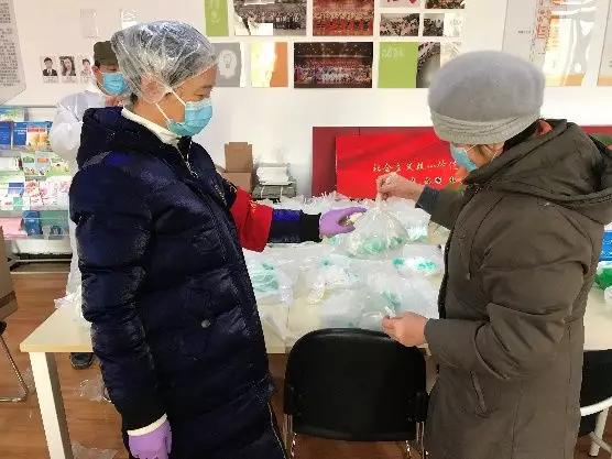 為樓棟分發口罩，并為包裝袋消毒